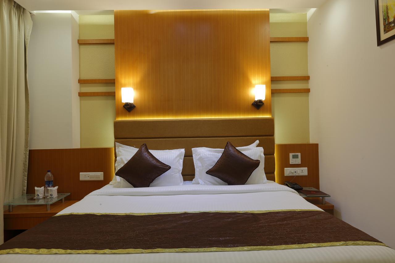 Hotel Pragati The Grand Ахмедабад Екстер'єр фото